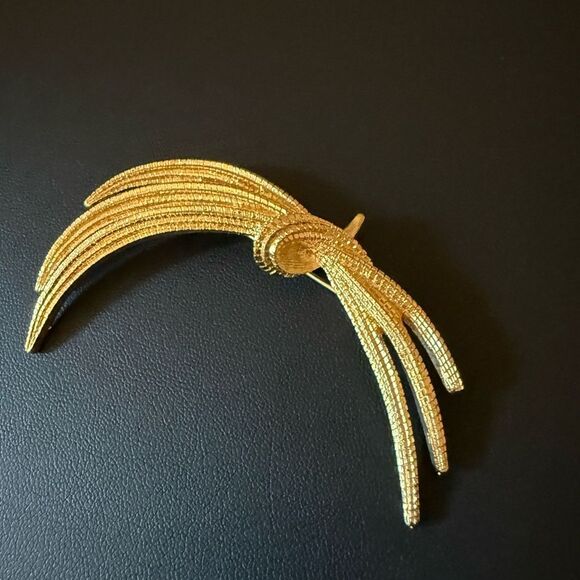 Vintage Signed Monet Wheat Shaft Brooch in Textured Gold Plated Metal. - Picture 1 of 7